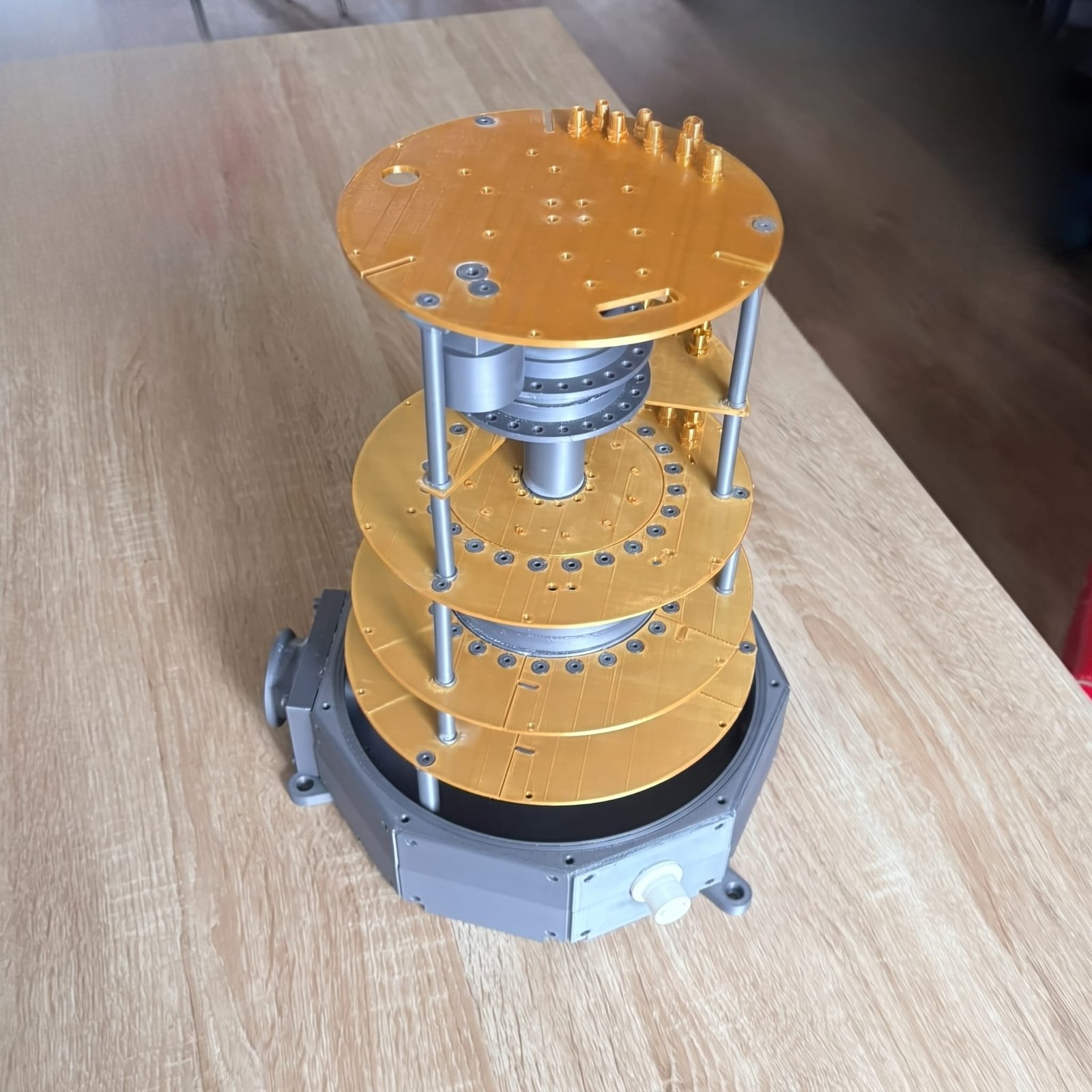 Maquette d'un cryostat d'ordinateur quantique imprimée en 3D